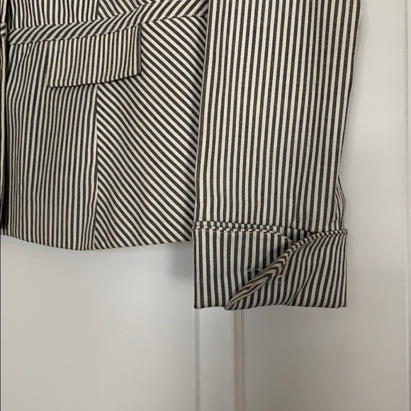 Pin-stripe form-fitting blazer fully lined. - Picture 4 of 8